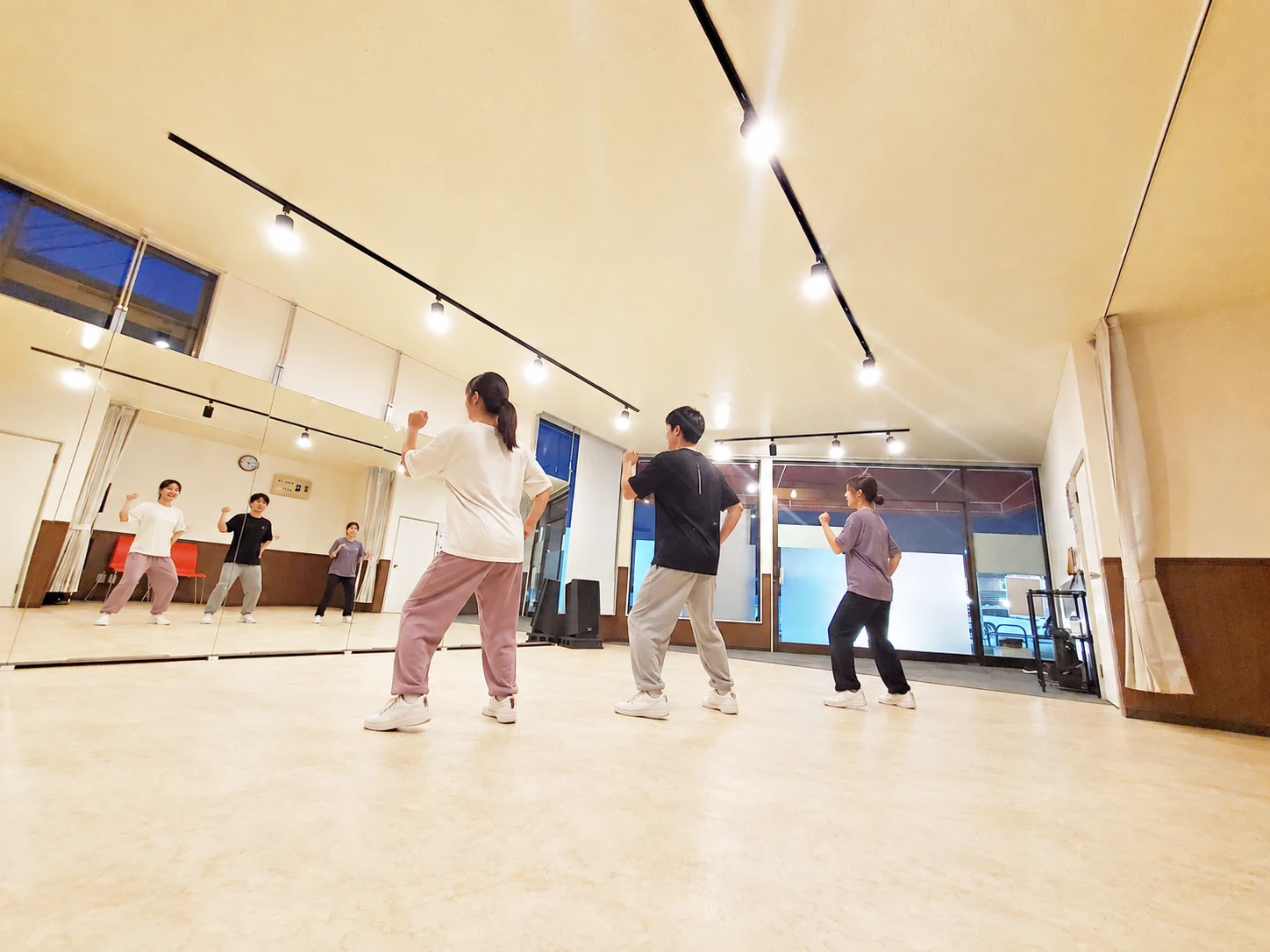 鏡で動きを合わせるダンス練習のAIによる利用イメージ(施設提供の実写真を編集)