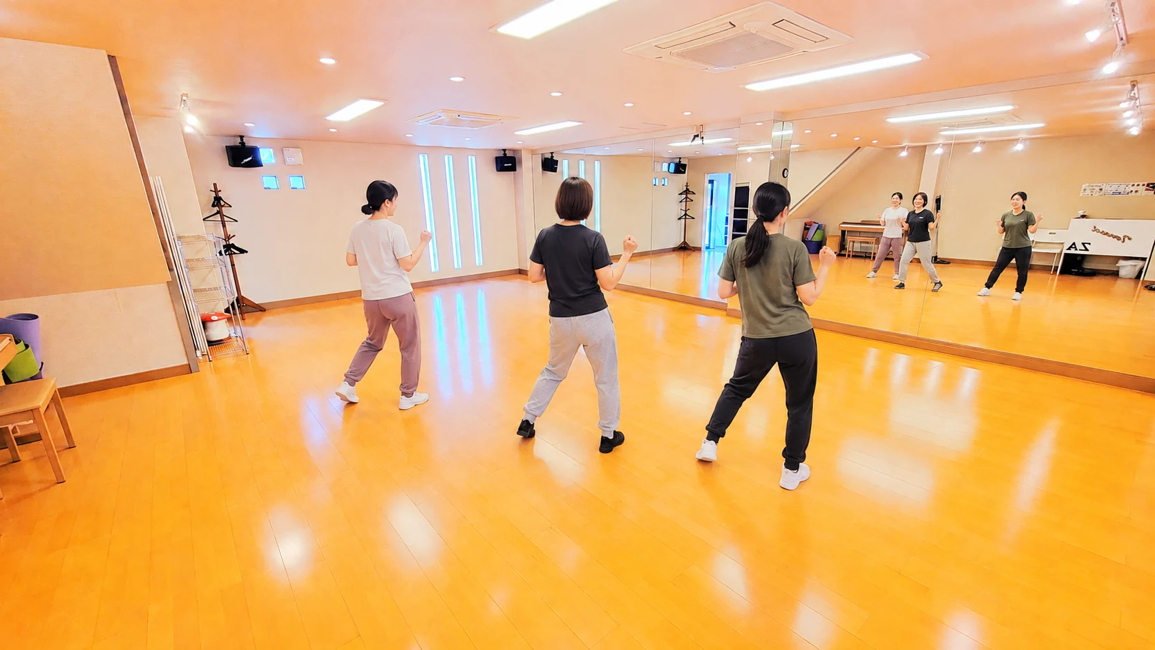 グループでダンスの練習のAIによる利用イメージ(施設提供写真を基に制作)