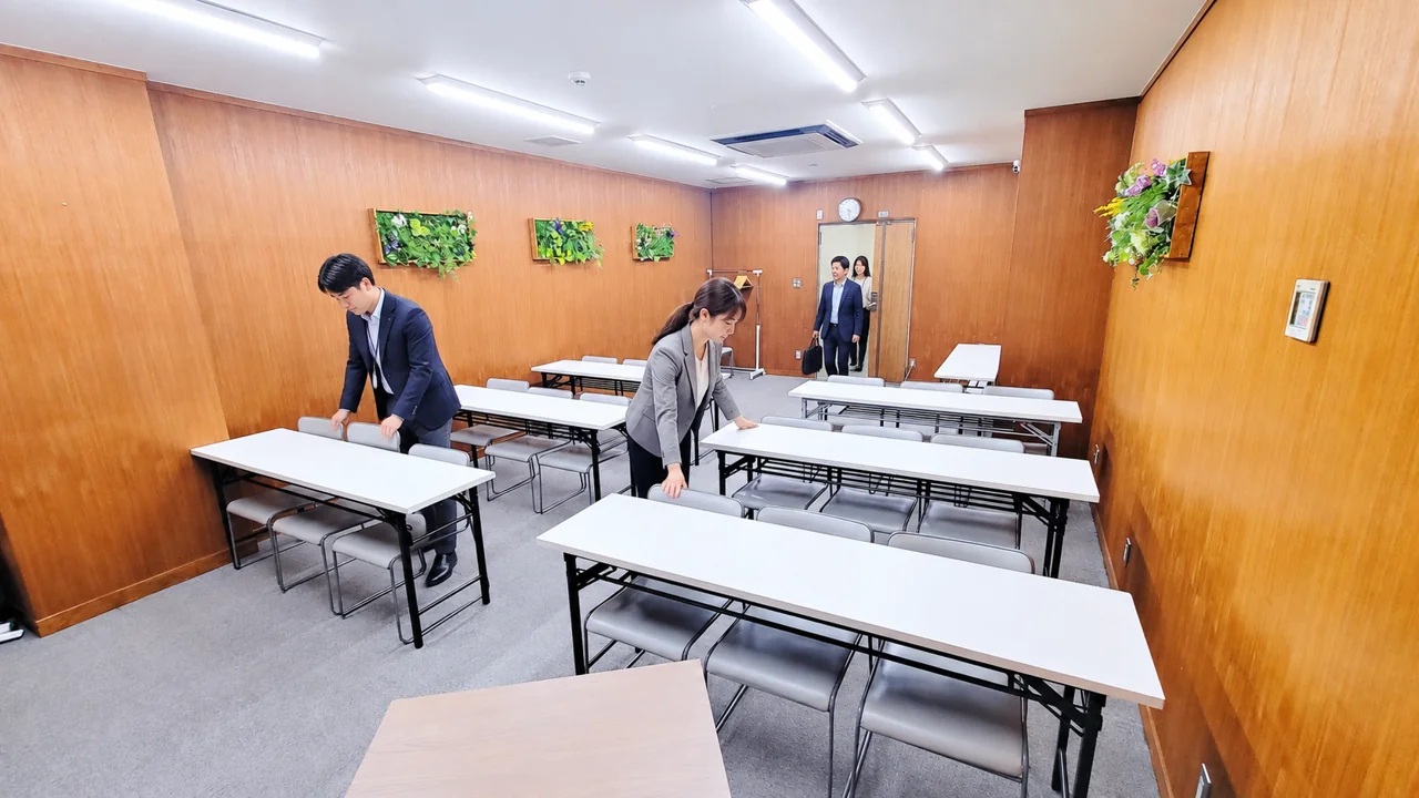 AIによる利用イメージ:会議室に入ったら、机・椅子をセミナー用に準備。