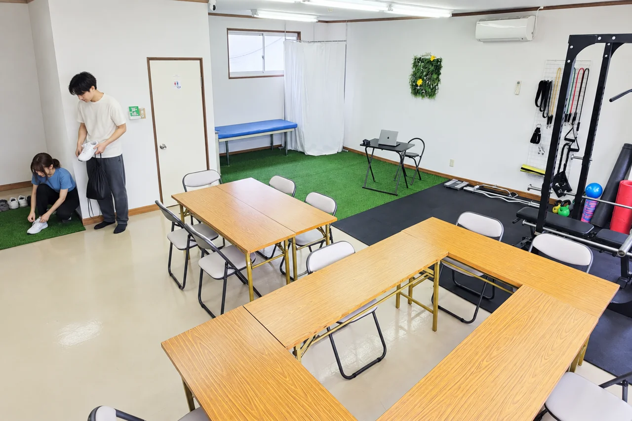 AIによる利用イメージ：入口側で室内用のシューズに履き替え、床に合う準備を。