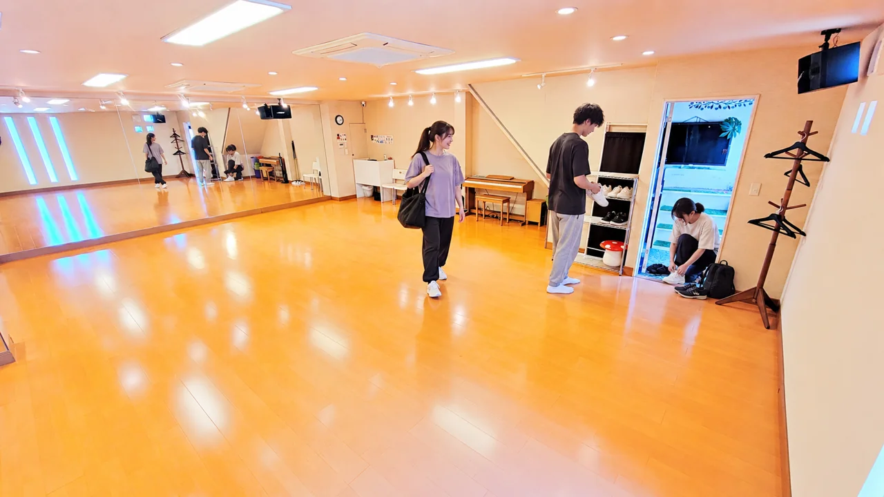 AIによる利用イメージ：1F入口で室内用のダンスシューズに履き替え。