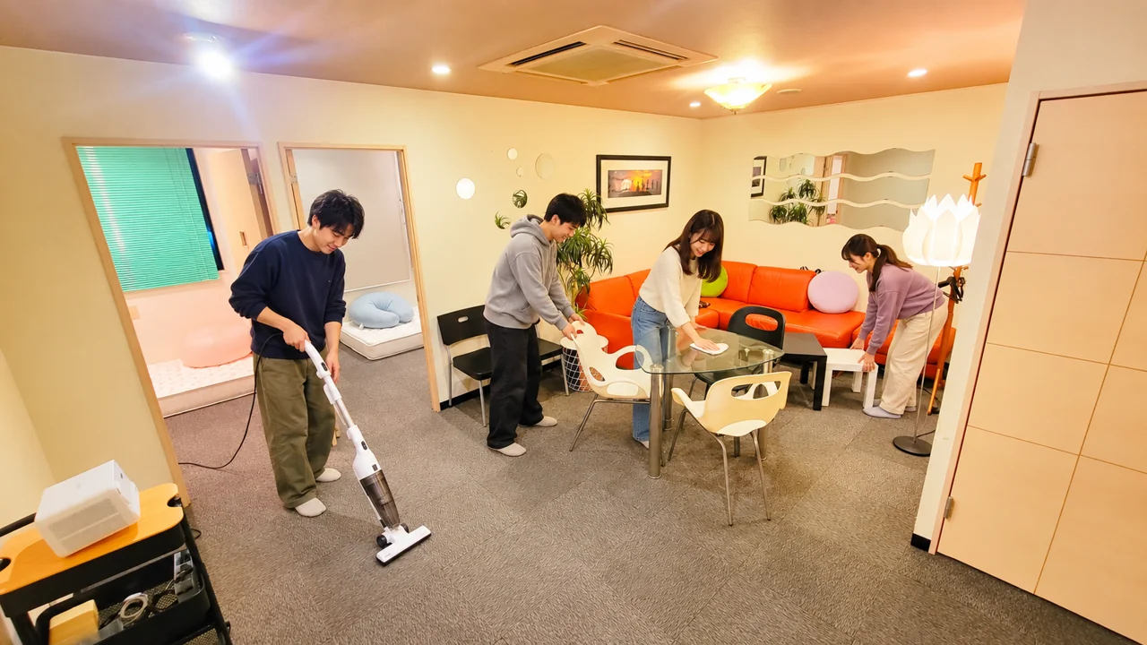 AIによる利用イメージ：机や椅子を戻し、掃除機とテーブル拭きで片付け。
