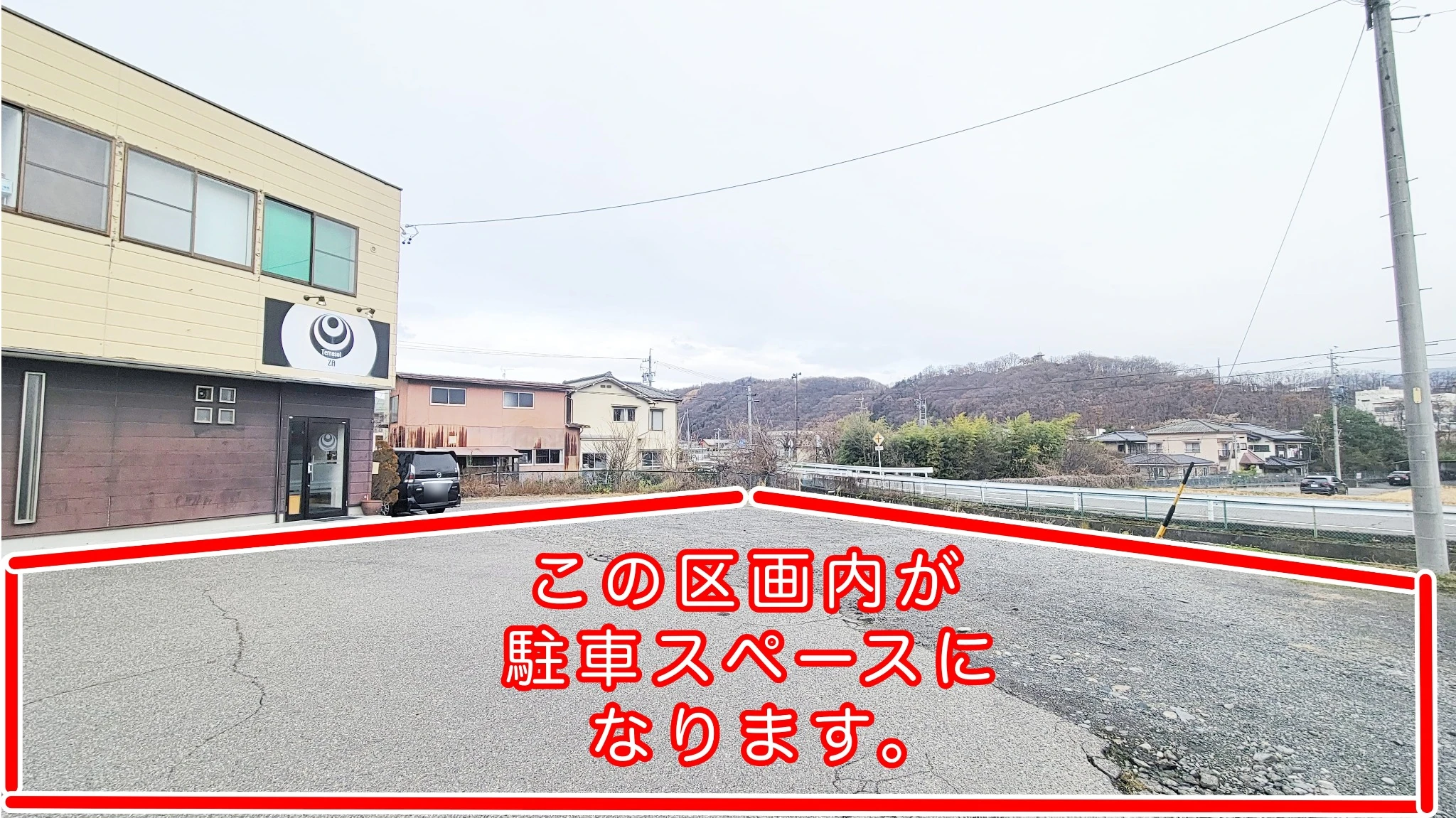 赤い線で駐車可能範囲を示したカリマZAの専用駐車場