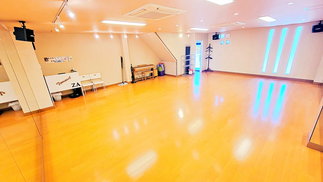 カリマZA 1F・窓側・音響側から見たスタジオ